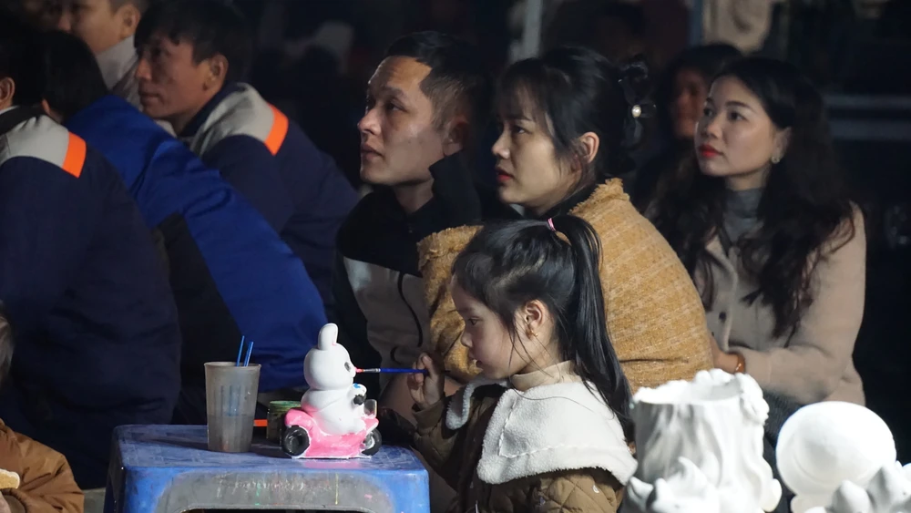 Người dân Phú Thọ xem trận Việt Nam - Indonesia qua màn LED siêu lớn