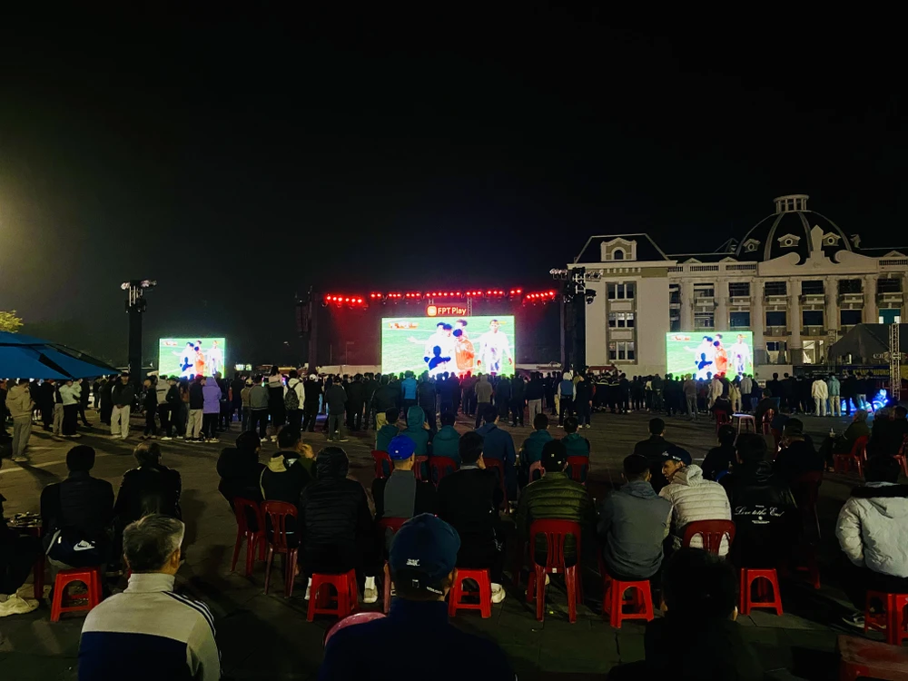 Người dân Phú Thọ xem trận Việt Nam - Indonesia qua màn LED siêu lớn