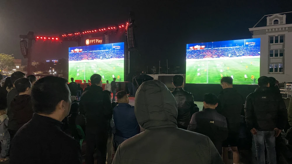 Người dân Phú Thọ xem trận Việt Nam - Indonesia qua màn LED siêu lớn