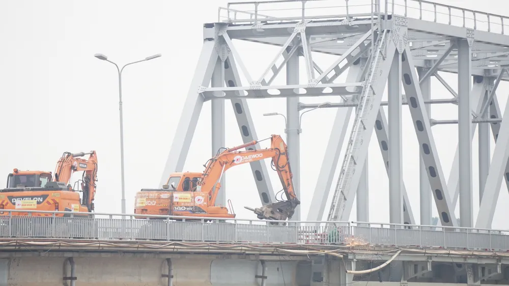 Đang tháo dỡ cầu Phong Châu 2.JPG