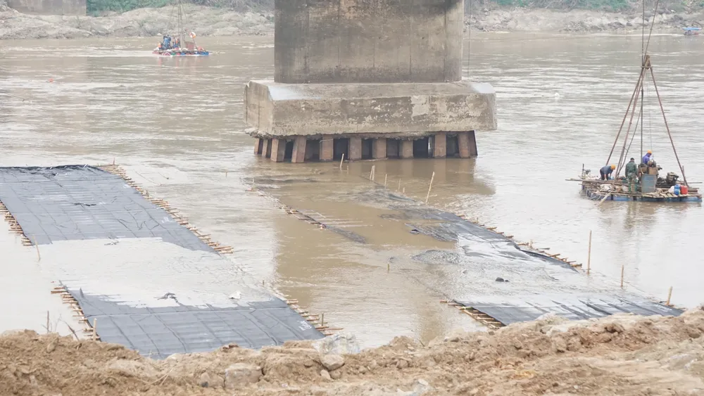 Đang tháo dỡ cầu Phong Châu .JPG