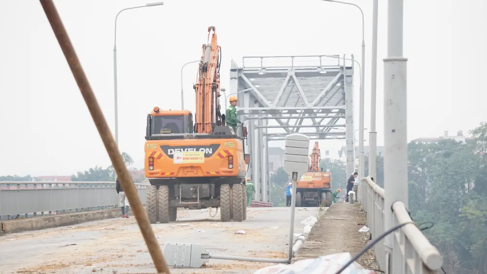 Đang tháo dỡ cầu Phong Châu 3.JPG