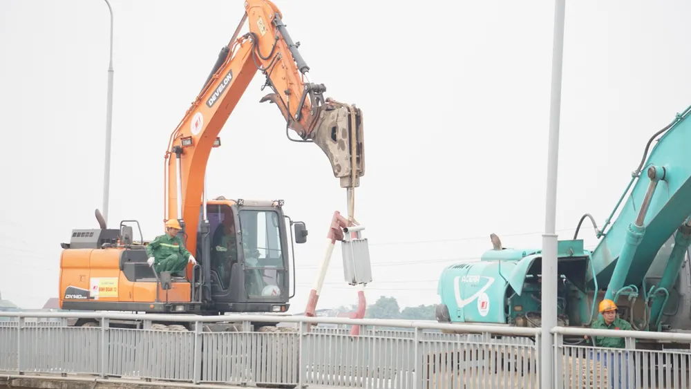 Đang tháo dỡ cầu Phong Châu 7.JPG