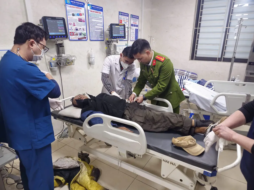 Công an xã đưa người bị đột quỵ giữa đường đi cấp cứu.jpg