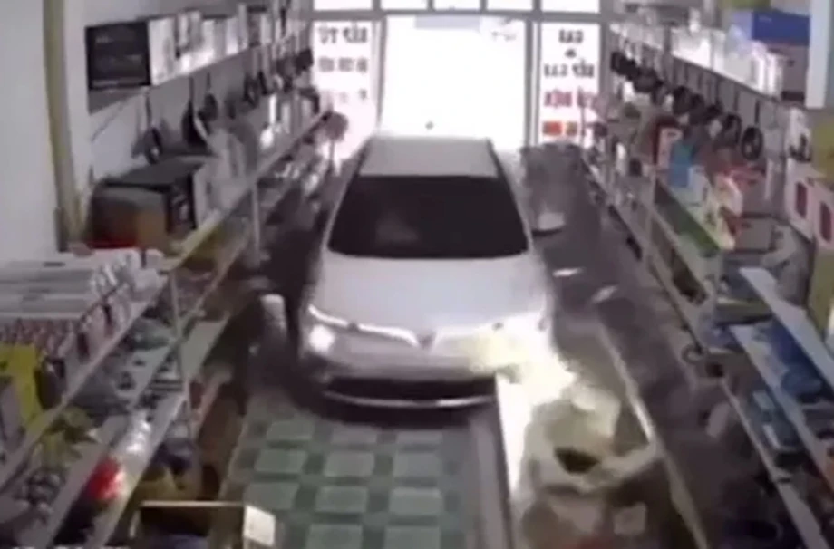 Đang điều tra vụ xe lao vào nhà tông bé gái tử vong ở Tuyên Quang.jpeg