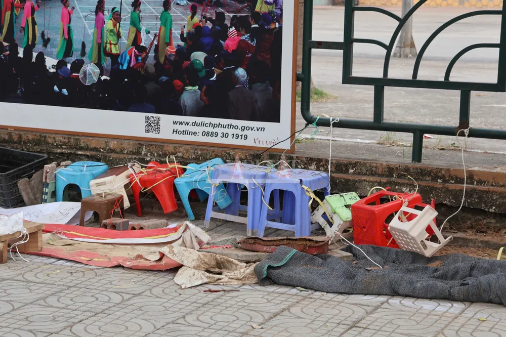 Mang cả gạch đá ra xếp lốt mua vé trận Việt Nam - Singapore 3.jpg