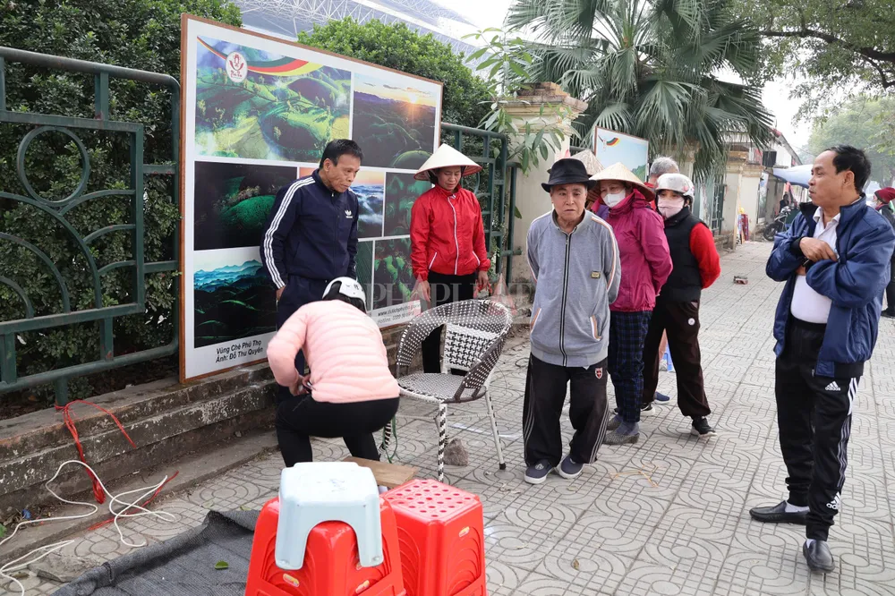 Mang cả gạch đá ra xếp lốt mua vé trận Việt Nam - Singapore 6.jpg