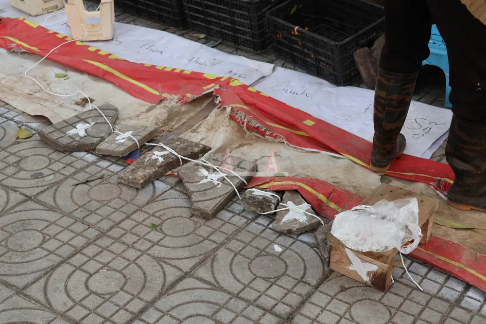 Mang cả gạch đá ra xếp lốt mua vé trận Việt Nam - Singapore 8.jpg