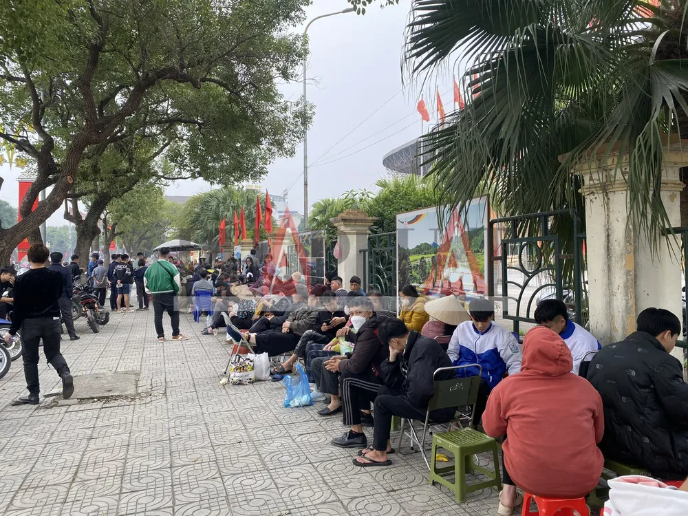 Cả trăm người chen chúc chờ mua vé xem trận Việt Nam - Singapore 11.jpg