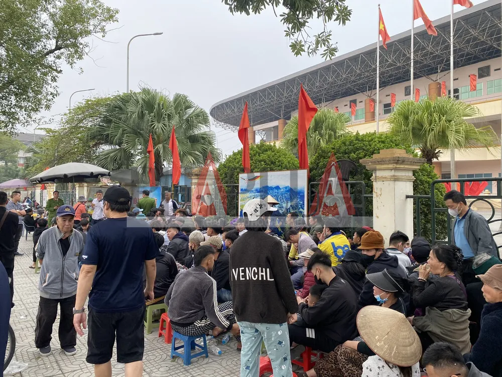 Cả trăm người chen chúc chờ mua vé xem trận Việt Nam - Singapore 15.jpg