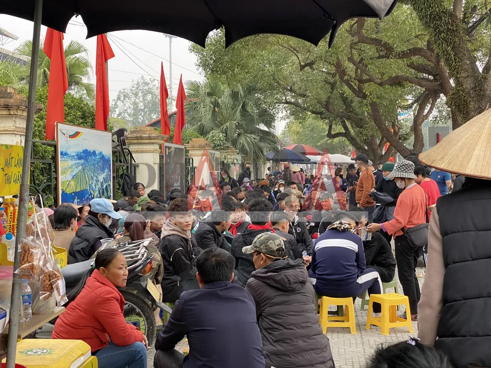 Cả trăm người chen chúc chờ mua vé xem trận Việt Nam - Singapore 4.jpg