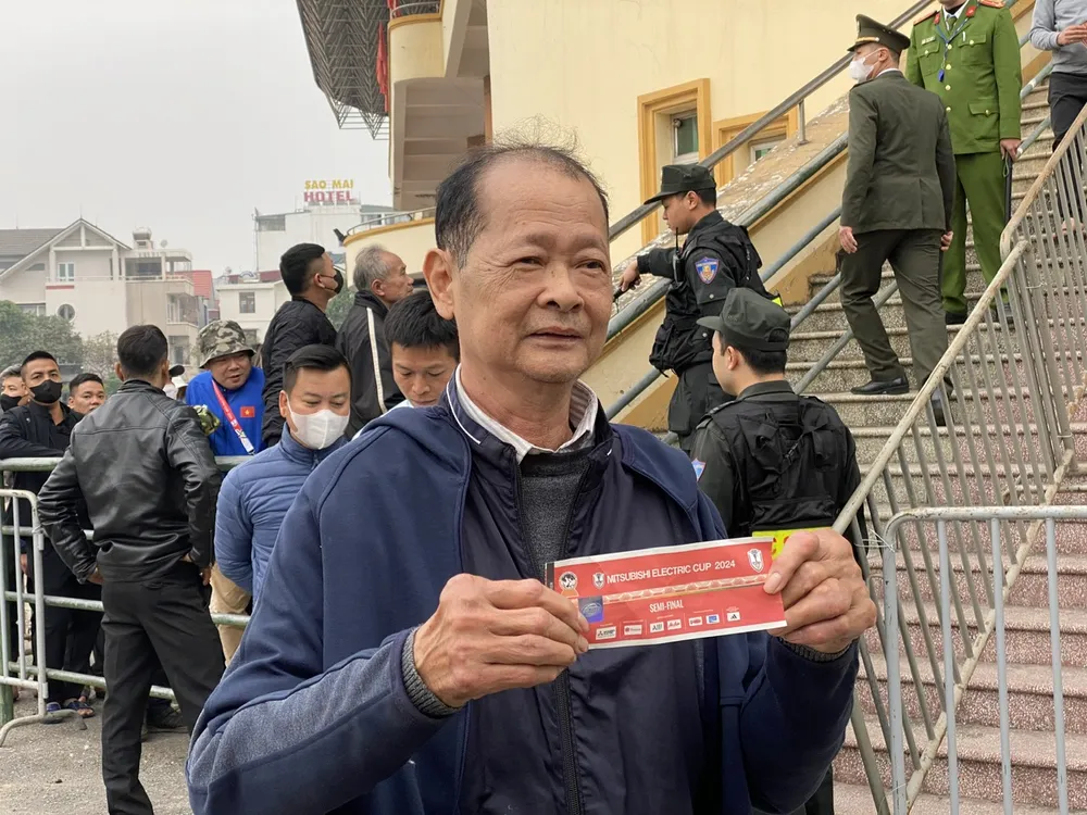 Chen lấn đến ngất xỉu khi mua vé xem Việt Nam - Singapore 2.jpg