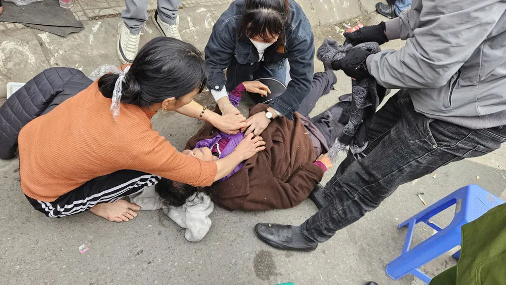 Chen lấn đến ngất xỉu khi mua vé xem Việt Nam - Singapore.jpg