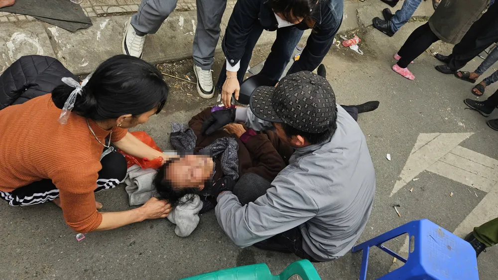 Chen lấn đến ngất xỉu khi mua vé xem Việt Nam - Singapore 4.jpg