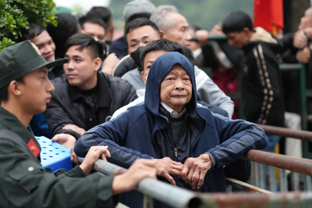 Chen lấn đến ngất xỉu khi mua vé xem Việt Nam - Singapore 4.jpg