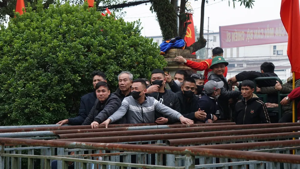 Chen lấn đến ngất xỉu khi mua vé xem Việt Nam - Singapore 5.jpg