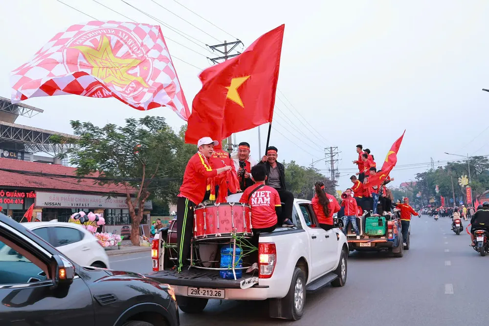 Cổ động viên rước ảnh Bác Hồ, đốt pháo sáng đổ về sân Việt Trì 12.jpg