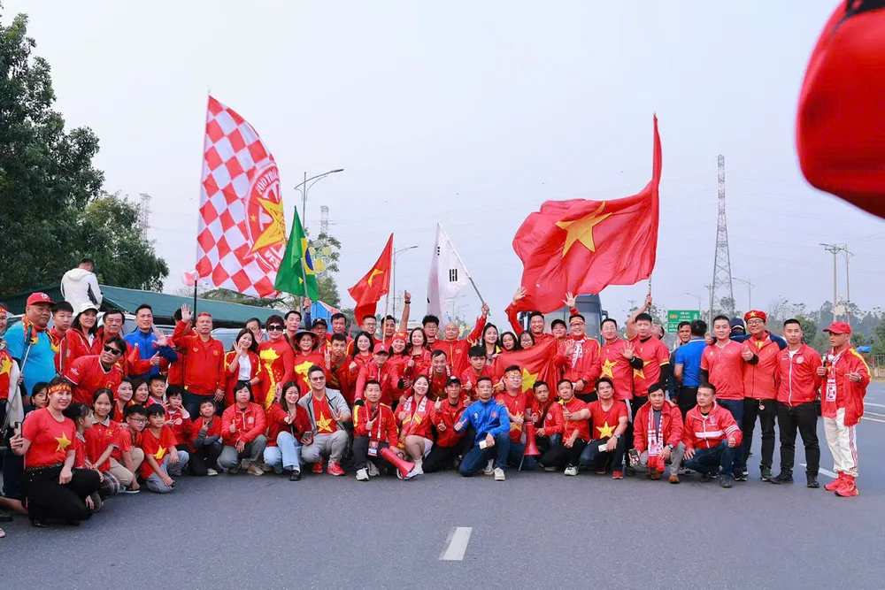 Cổ động viên rước ảnh Bác Hồ, đốt pháo sáng đổ về sân Việt Trì 13.jpg