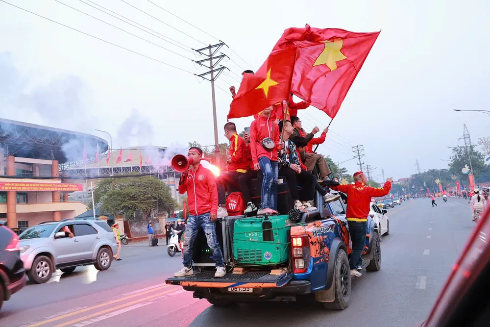 Cổ động viên rước ảnh Bác Hồ, đốt pháo sáng đổ về sân Việt Trì 14.jpg