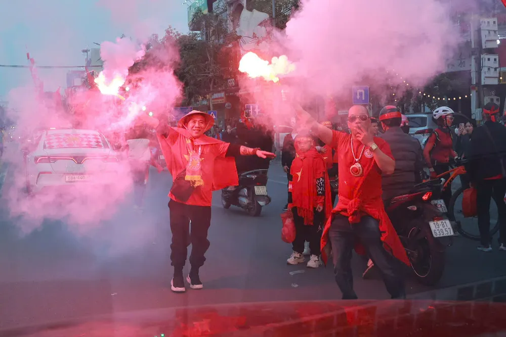 Cổ động viên rước ảnh Bác Hồ, đốt pháo sáng đổ về sân Việt Trì 15.jpg