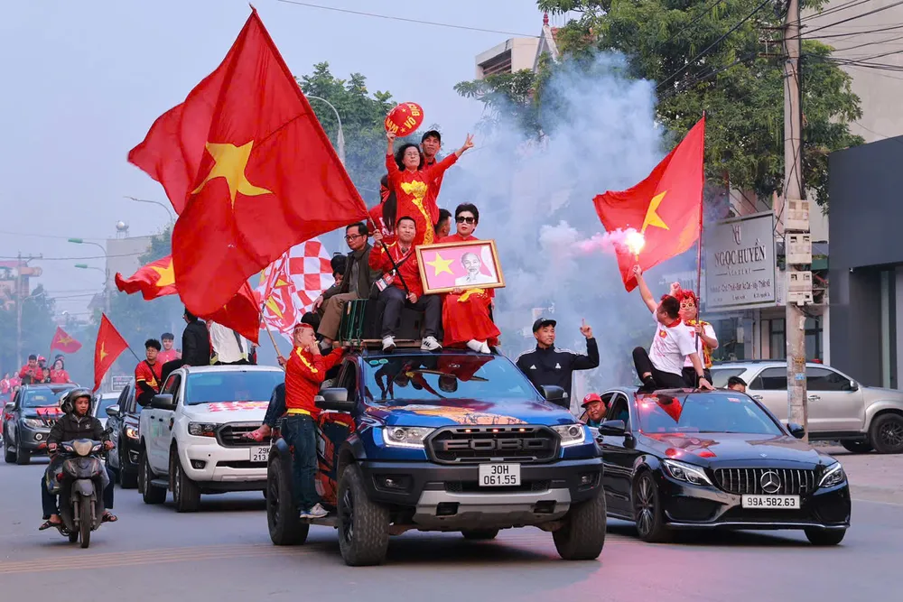 Cổ động viên rước ảnh Bác Hồ, đốt pháo sáng đổ về sân Việt Trì 16.jpg