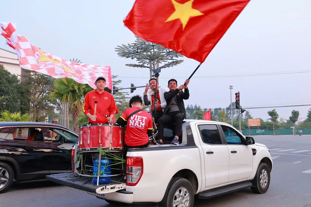 Cổ động viên rước ảnh Bác Hồ, đốt pháo sáng đổ về sân Việt Trì 4.jpg