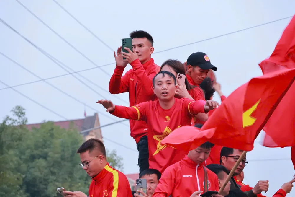 Cổ động viên rước ảnh Bác Hồ, đốt pháo sáng đổ về sân Việt Trì 6.jpg