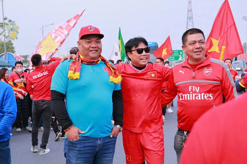 Cổ động viên rước ảnh Bác Hồ, đốt pháo sáng đổ về sân Việt Trì 9.jpg