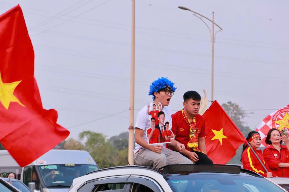 Chung kết AFF CUP 2024 Hàng ngàn cổ động viên đổ về Việt Trì 9 13.jpg