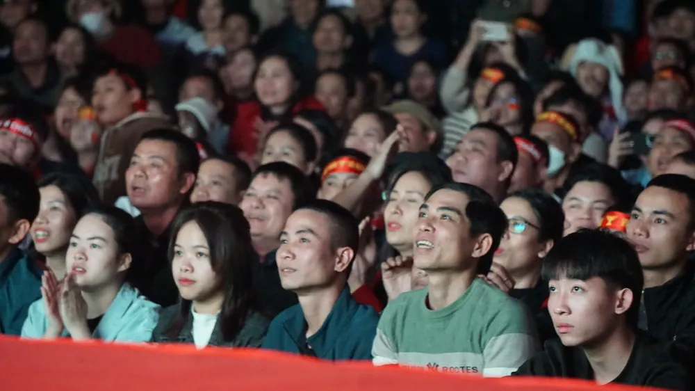 Ngàn người Phú Thọ ngồi công viên xem chung kết AFF CUP 2024 1.jpg