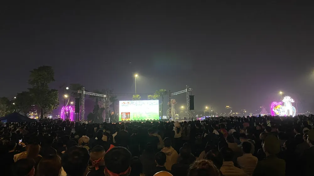 Ngàn người Phú Thọ ngồi công viên xem chung kết AFF CUP 2024 2.jpg