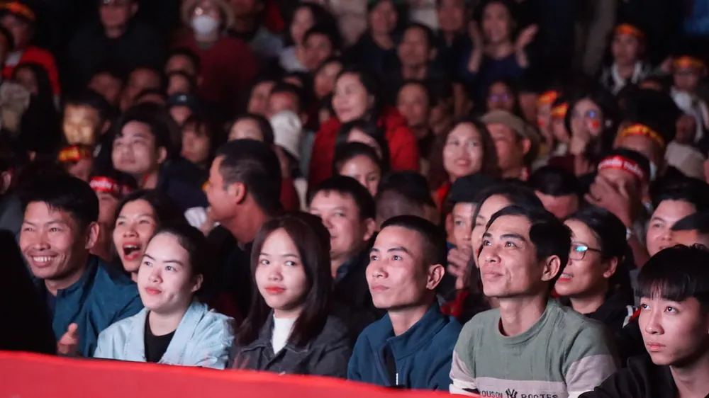 Ngàn người Phú Thọ ngồi công viên xem chung kết AFF CUP 2024 6.jpg