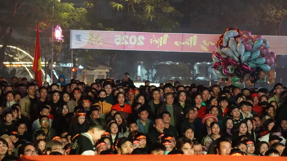 Ngàn người Phú Thọ ngồi công viên xem chung kết AFF CUP 2024 7.jpg