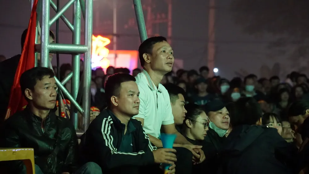 Ngàn người Phú Thọ ngồi công viên xem chung kết AFF CUP 2024 8.jpg
