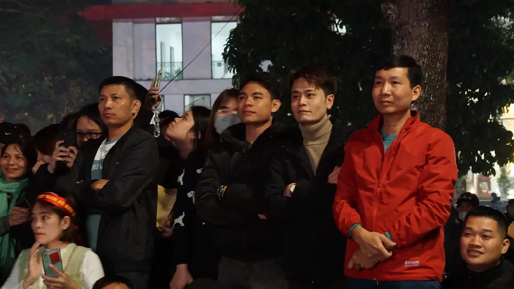 Ngàn người Phú Thọ ngồi công viên xem chung kết AFF CUP 2024 9.jpg