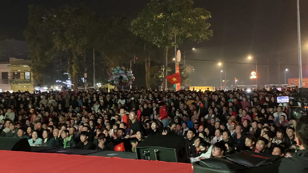 Ngàn người Phú Thọ ngồi công viên xem chung kết AFF CUP 2024 9.jpg