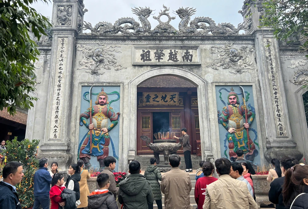 Du khách đổ về đền Hùng dâng hương ngày mùng 1 Tết 7.jpg