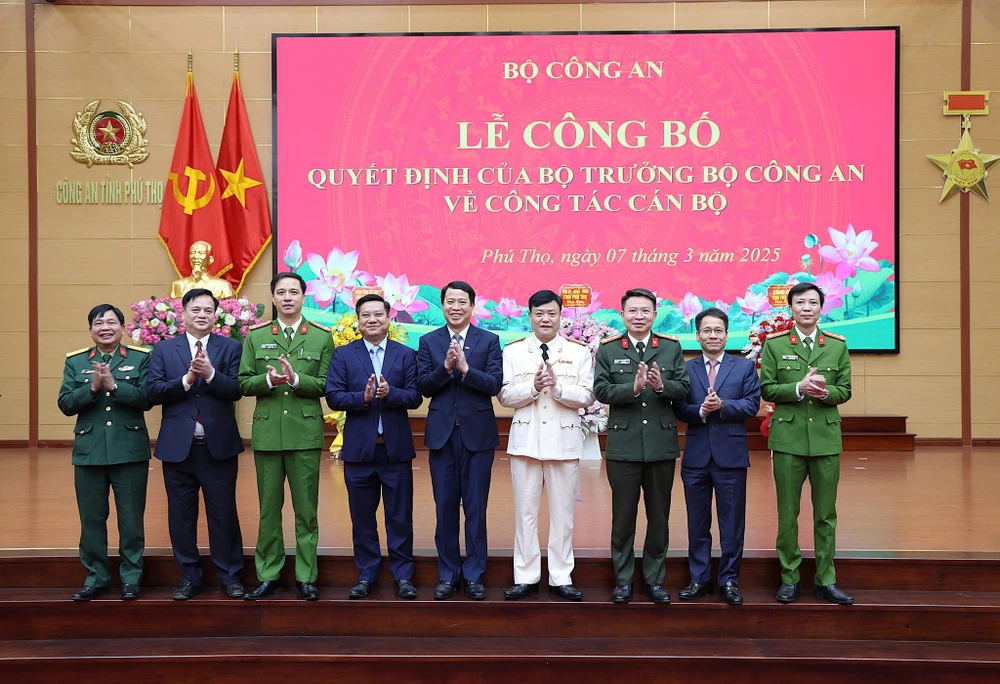 Thượng tá Bùi Quang Khoa (thứ 4 từ phải qua) được bổ nhiệm tân Phó Giám đốc Công an tỉnh Phú Thọ. Ảnh: CA Bộ Công an bổ nhiệm Phó giám đốc công an Lai Châu, Phú Thọ 3.jpg