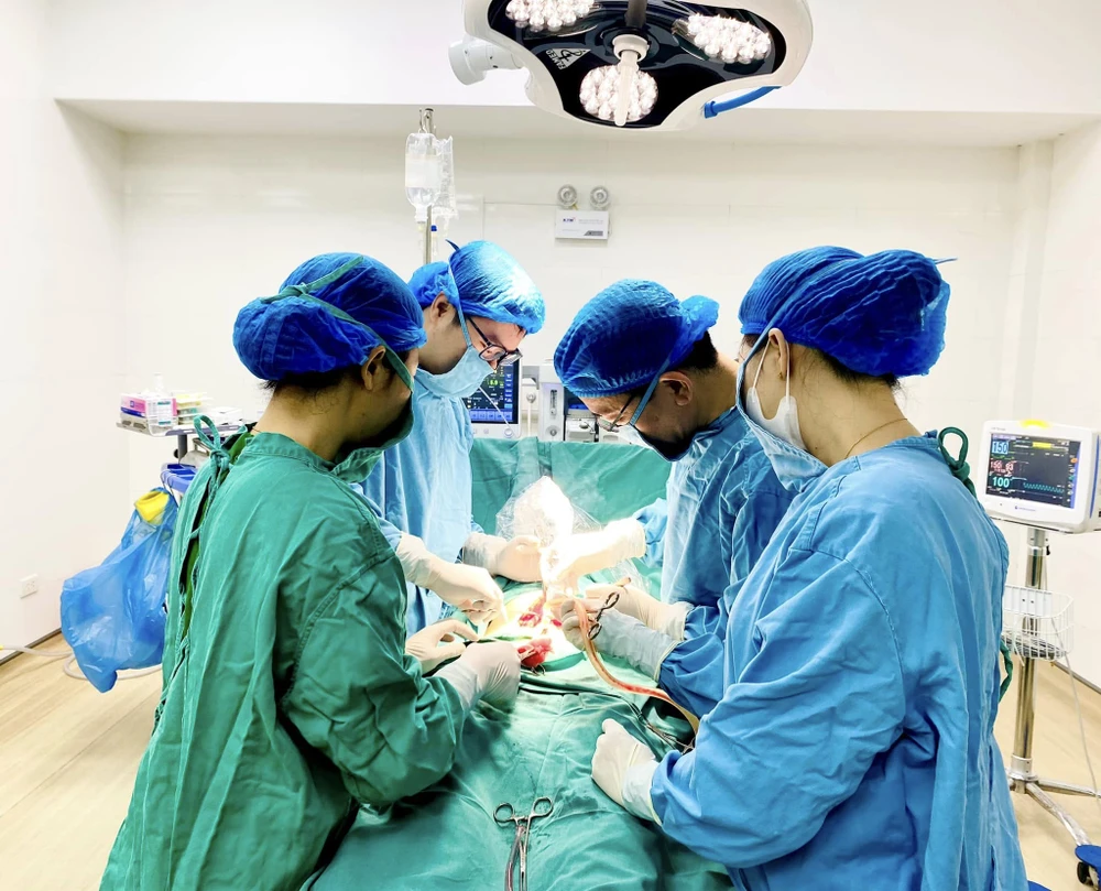 Các bác sĩ mổ cấp cứu cho thai phụ bị vỡ tử cung. Ảnh: TTYT huyện Phù Ninh Bệnh viện huyện báo động đỏ cứu thai phụ vỡ tử cung.jpg