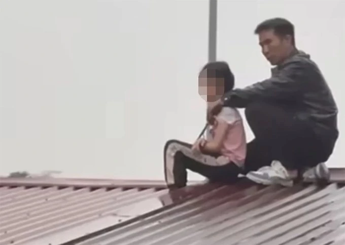 Thời điểm Tuấn khống chế bé gái trên mái nhà. Ảnh: CTV Vụ bé gái bị khống chế ở Bắc Ninh Nghi phạm gây sự từ đêm hôm trước ở Hải Dương 2.jpg