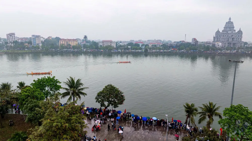 Ngàn người xem bơi chải tại lễ hội Đền Hùng 4.jpeg