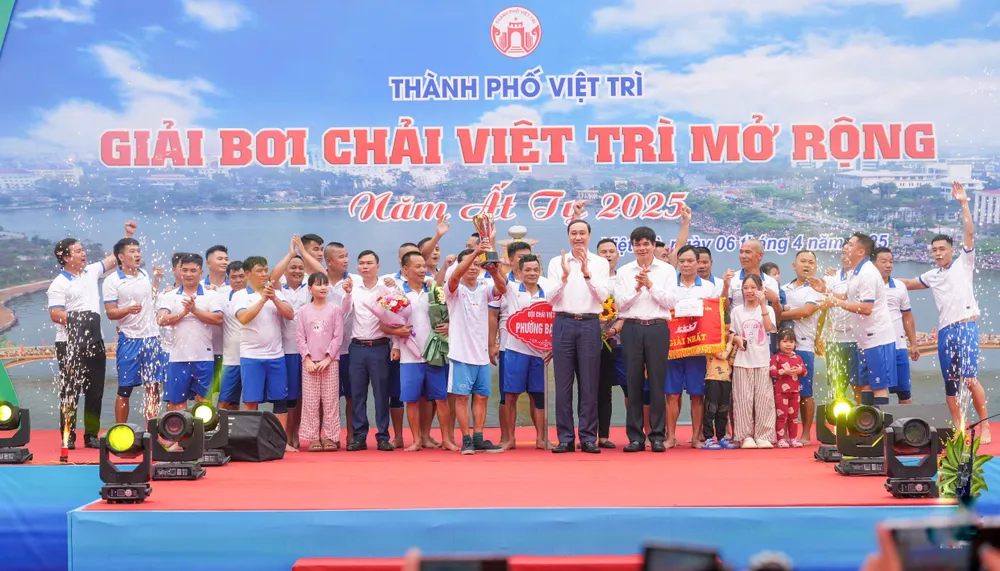 Ngàn người xem bơi chải tại lễ hội Đền Hùng 6.jpeg