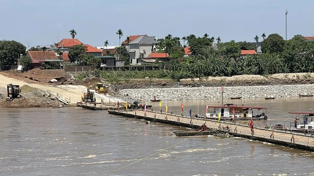 Cầu phao Phong Châu phải tạm dừng hoạt động để lắp thêm đốt phao. Ảnh: CTV Dừng cầu phao Phong Châu để lắp thêm đốt, vớt rác.jpg