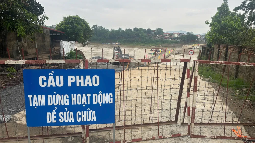 Thông báo cầu phao tạm dừng hoạt động sáng 25-5. Ảnh: TQ Tạm cắt cầu phao Phong Châu.