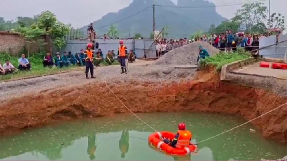 Tìm kiếm người lao xuống hố tử thần trên quốc lộ 3B.png