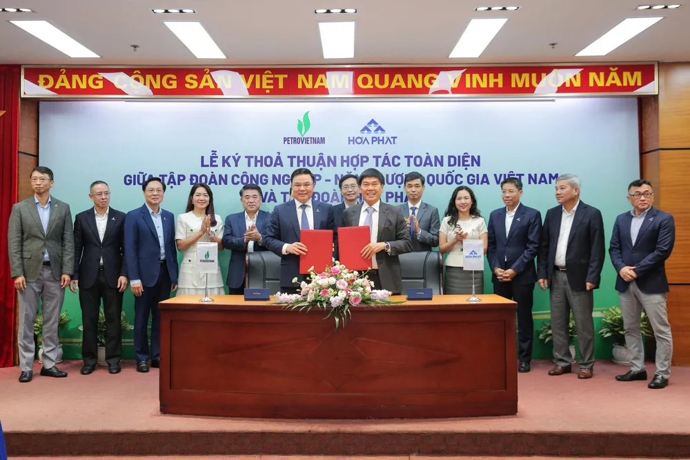 Tập đoàn Công nghiệp – Năng lượng Quốc gia Việt Nam (Petrovietnam) và Tập đoàn Hòa Phát ký kết thỏa thuận hợp tác toàn diện ngày 27-5. Ảnh: PETROTIMES Petrovietnam giữ vững đà tăng trưởng giữa 'sóng gió' thị trường năng lượng 2.jpeg