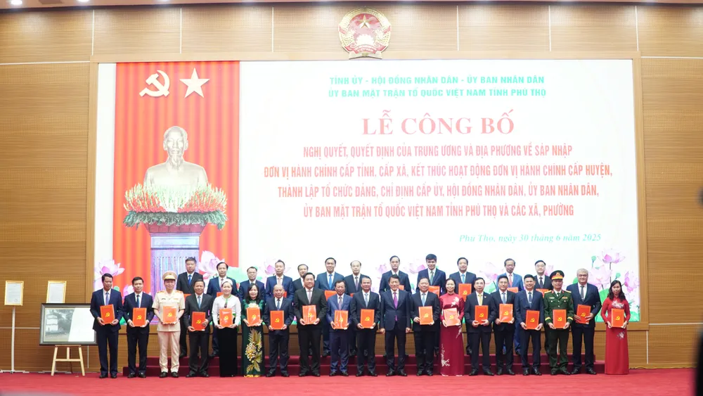 Đại tướng Lương Tam Quang trao các quyết định của Trung ương cho các nhân sự tỉnh Phú Thọ (mới).