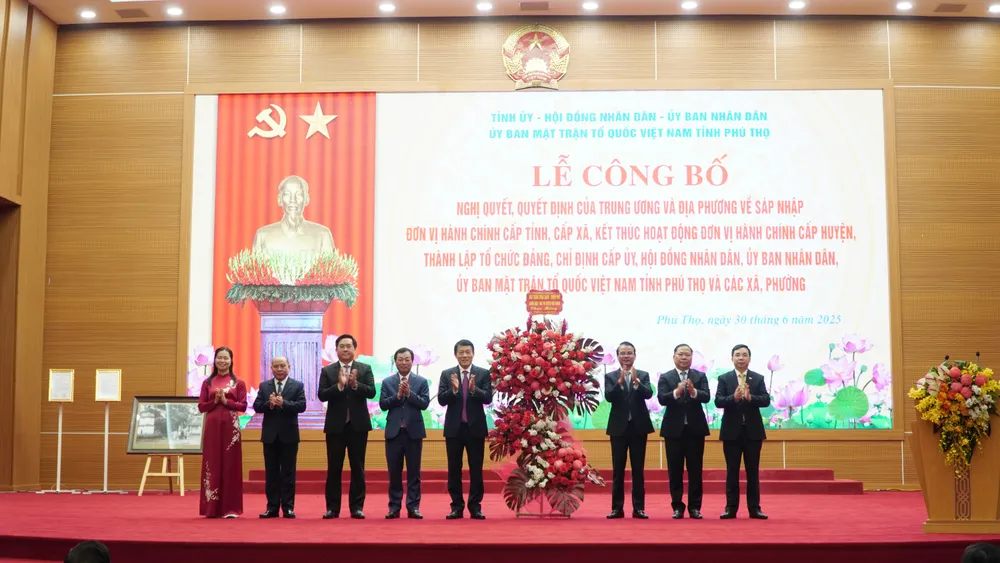 Đại tướng Lương Tam Quang chúc mừng Ban Thường vụ tỉnh Phú Thọ (mới).