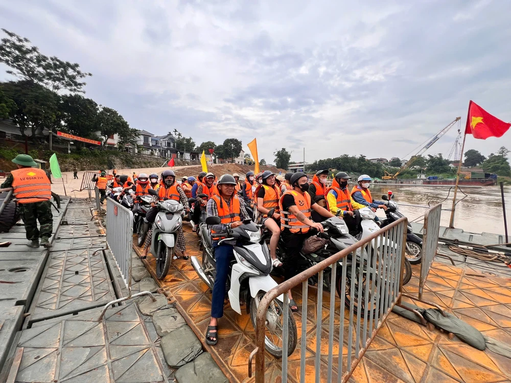 Công binh triển khai phà quân sự đưa người dân qua sông Hồng.jpg