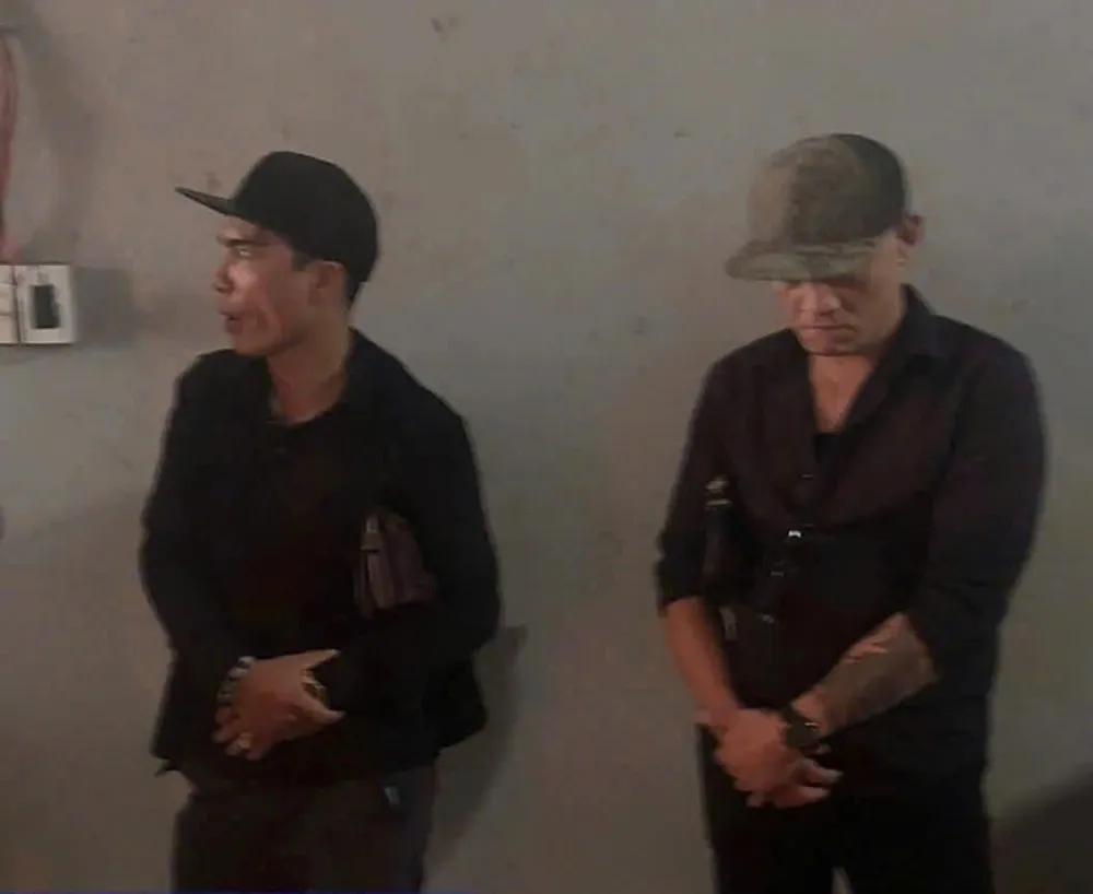 Dùng súng K54 đe dọa tài xế tại đèo Đá Trắng, hai người bị tạm giữ 2.jpg